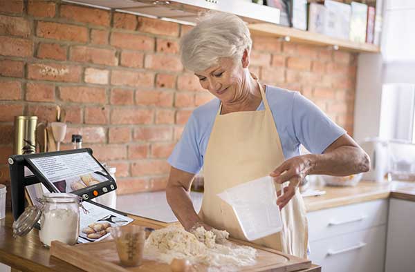 CloverBook LITE 12.5" FHD Touchscreen Portable Video Magnifier with Distance Camera - 4 Baking in the kitchen