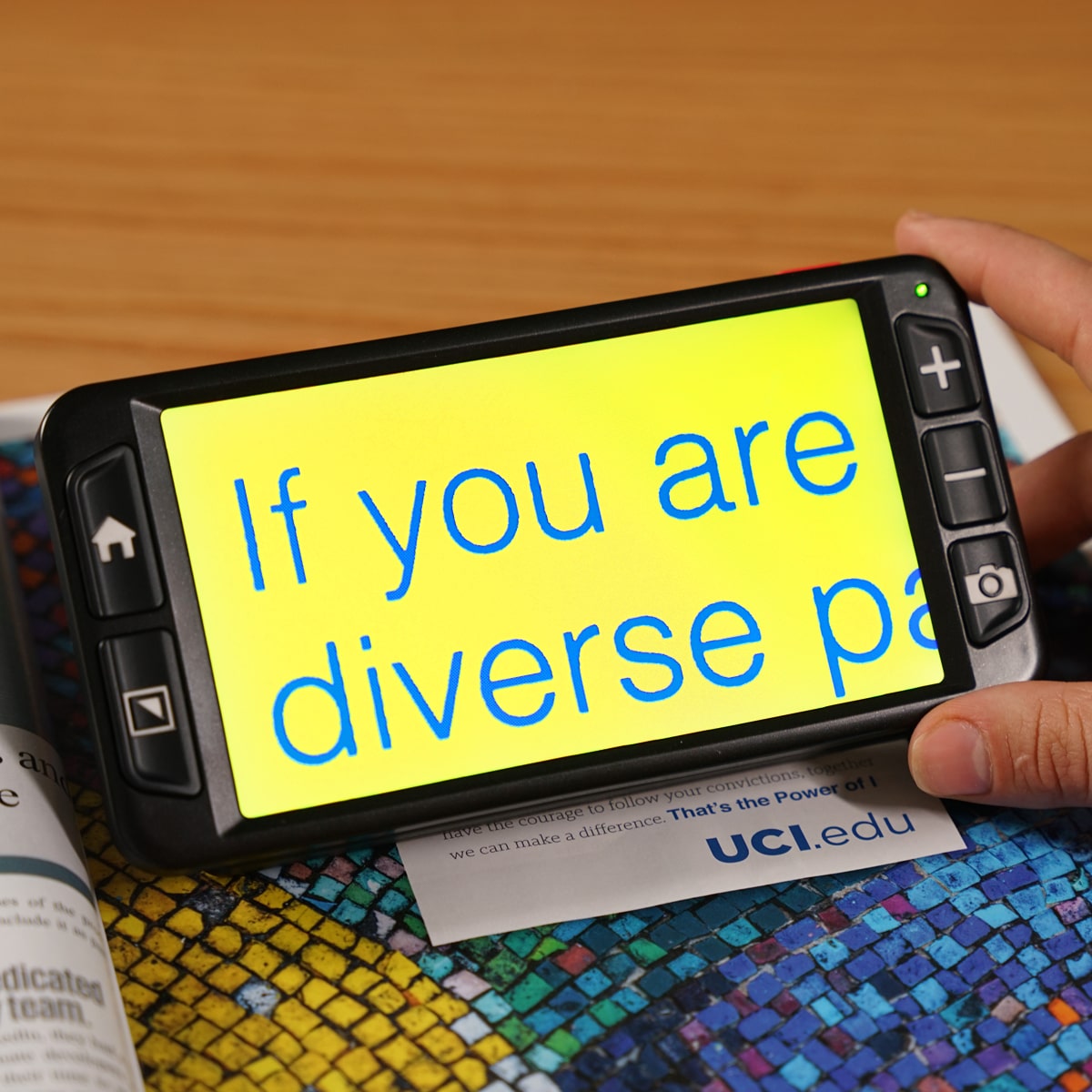 Luna 6 – Handheld video magnifier