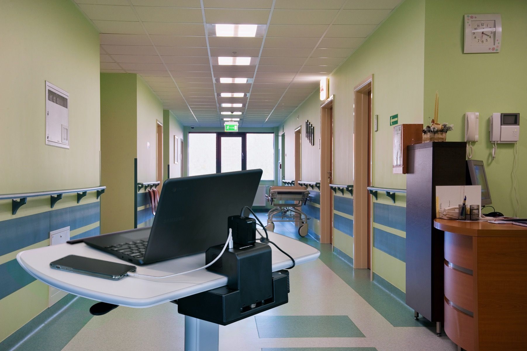 Pneumatic Height-Adjustable Lectern / Mobile Standing Desk