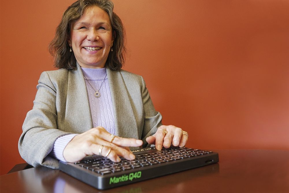 Mantis Q40 Braille display