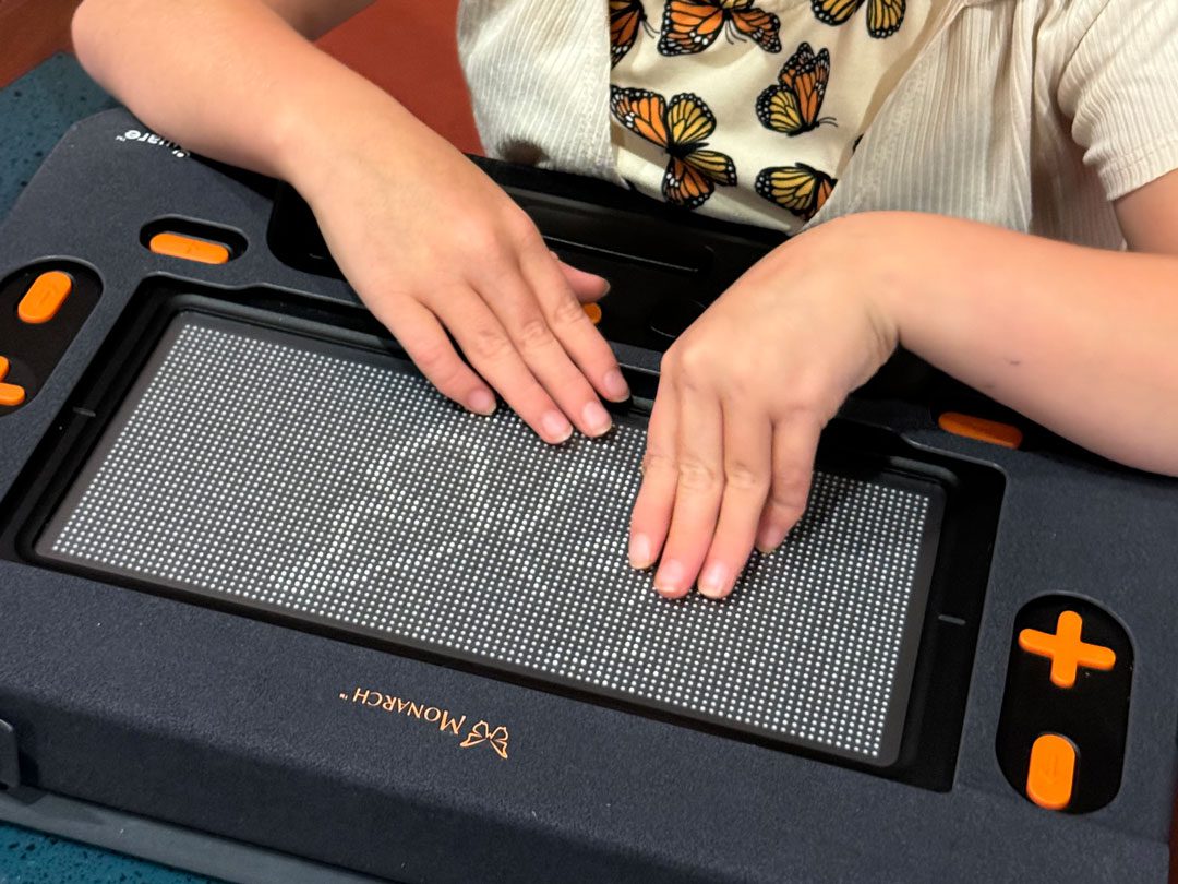 Monarch - The 1st dynamic tactile and multi-line braille tablet Humanware - 7