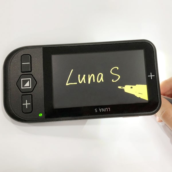 Luna S – Handheld video magnifier handwriting