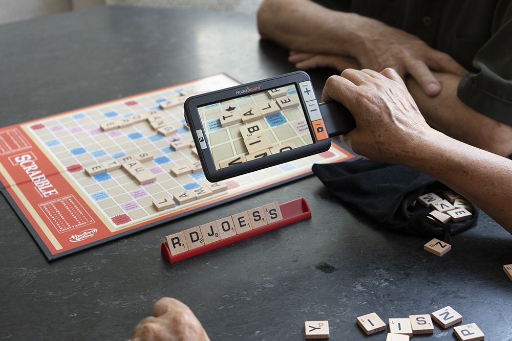 explorē 5 – Pocket-size video magnifier Scrabble
